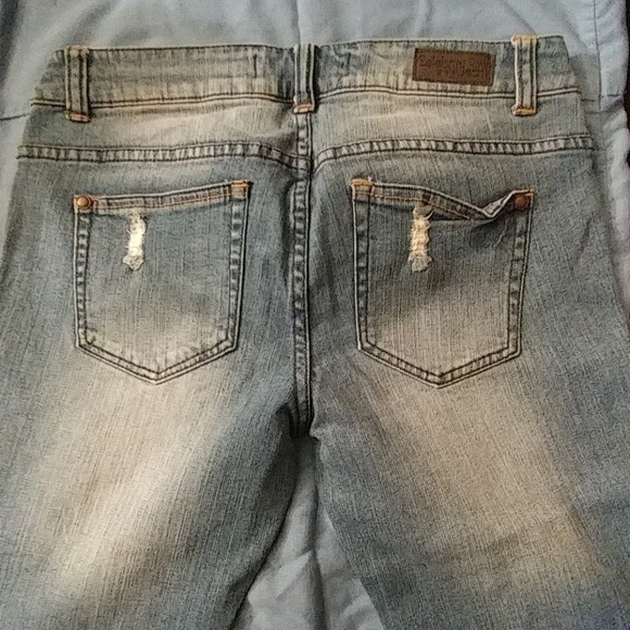Distressed Jeans.. Capri - Picture 3 of 3